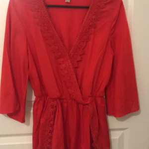 Sommar jumpsuit - Jätte fin jumpsuit från H&M. Knappt använd och storlek 38. Jag säljer för 50 kr + frakt runt 30 kr 