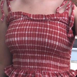 Rutig top, osv - Säljer denna fina top från osv, nästintill oanvänd och är därför i ett fint skick💓