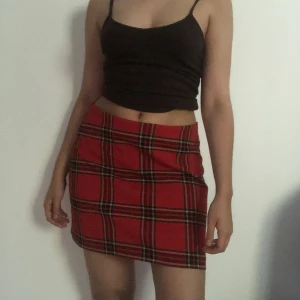 Vintage Kjol 💕 - Rödrutig kjol i perfekt skick! Den är i storlek 40, sitter lite löst på mig som brukar ha 36 eller 38 på nederdelar. Den är stretchig och har en dragkedja där bak! Frakt inkluderad i priset 🐉