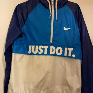 Nike vindjacka - Nike vindjacka storlek s       Nike märket är påväg att lossna