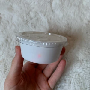 Vitt ”thick N glossy” slime  - Detta är ett handgjort slime (med handskar och munskydd såklart) som är helt vitt med små pinn glass dekorationer i sig, det är doftat som tutti frutti