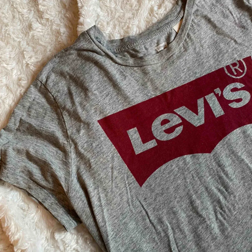 En helt vanlig snygg T-shirt från Levis, köpt på deras butik i Göteborg. I jättebra skick, väldigt mjuk och fin! ❣️ Kan skicka bild hur den ser ut på om så önskas. ☺️. T-shirts.