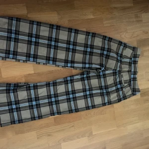 Lindex byxor  - Byxor från Lindex i nyskick. Dessa är för det mesta slutsålda. Storlek 38 