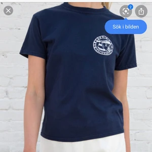 Brandy Melville - En jätte fin marinblå brandy Melville top som ja bäställde för 2 veckor sedan men har bara använt 2 gånger 