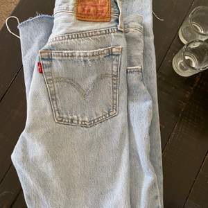 Snygga jeans från Levis i 501 modellen -slim! Klippt av kanten längst ner så dem är lite kortare. Storlek W25 L30 🦋  Frakt tillkommer 💕💕
