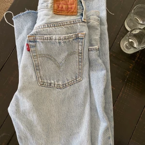 Levis jeans  - Snygga jeans från Levis i 501 modellen -slim! Klippt av kanten längst ner så dem är lite kortare. Storlek W25 L30 🦋  Frakt tillkommer 💕💕