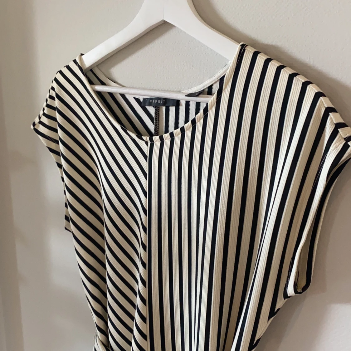 Stilren randig klänning - 91