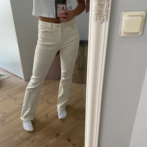 Beigea jeans - Ett par nästintill oanvända lågmidjade jeans ifrån Vera Moda. Använt fåtal gånger då de inte riktigt var min stil. Hör av dig vid intresse/flera bilder (frakt ingår) 🤍⚡️