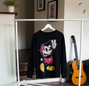  - Drop dead Kitty brainz tjocktröja. Använd, men i mycket bra skick. Från en gammal kollektion som inte säljs längre. 