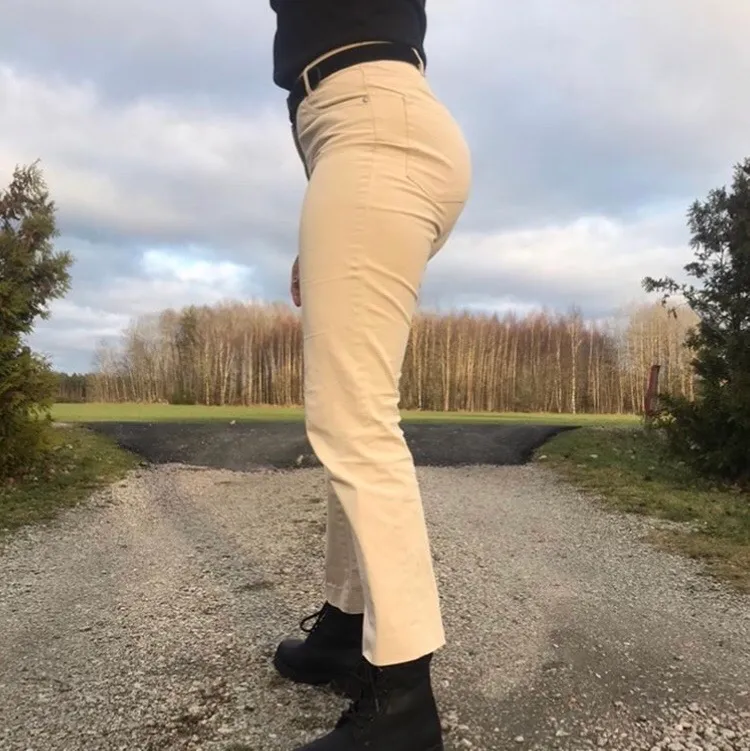 Ett par beige byxor✨ Känner att jag inte har nån användning till dem så säljer dem!☺️ Dem är i bra skick och använda ett par gånger💕. Jeans & Byxor.