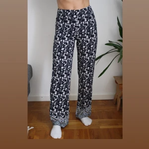 Byxor från biK bok strl SX - Ett par härliga, tunna och luftiga byxor från biK bok med blommönster, storlek xs. Ingen dragkedja utan resår i bak. Väldigt sköna, skulle haft kvar dem om de inte hade blivit för små för mig. (Intresserad? Hör av dig/kolla i beskrivningen<3)