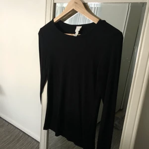 Svart topp - Svart topp från H&M i storlek S, kan funka även för storlek M då det är lite utstretchad . Använt ett par gånger och fortfarande i väldigt bra skick. Frakt förekommer, men kan mötas i Göteborg. För fler frågor och bilder kontakta mig!