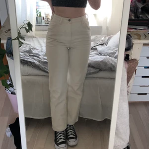 Brandy melville jeans - Säljer dessa riktigt snygga straight leg jeansen från brandy melville. Säljer pga att de är lite korta på mig som är 170. De är använda ett fåtal gånger men i perfekt skick. Nypris är ca 500 kr. Fraktkostnad tillkommer💕