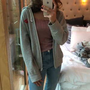 Comme des garcons zip up hoode - Köpt rätt nyligen på NK i Stockholm. Bra skick, material och väldigt skön! Har en liknande redan därför säljer jag ☺️. Nypris: ca 2550. Kan mötas upp i Stockholm och frakta. BUDA I KOMMENTARERNA❤️