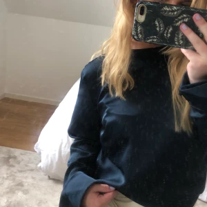 H&M blus - Så oerhört fin blus från h&m. Storlek 44 men mycket liten i storleken och sitter bra på mig som vanligt vis har 38. Pris är exkl frakt 