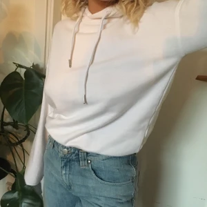 Vit hoodie - Vit hoodie köpt på Junkyard från märket Urban Classics, skönt material och passar till mycket!