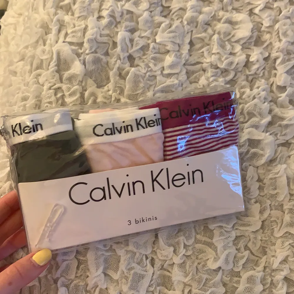 Säljer detta 3 pack med Calvin Klein trosor. Endast öppnat!! Säljer då jag råkade köpa fel modell. Köparen får stå för frakten ❤️. Övrigt.