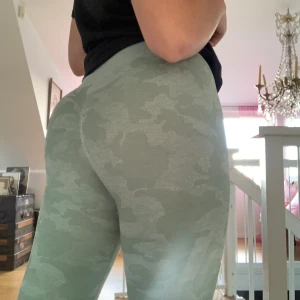 Träningstights camo - Snygga träningstights säljes. Väldigt sköna, stretchiga och högmidjade. Är i storlek m och passar s/m. Tjockt tyg. 