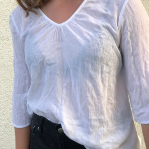 Vit tröja/blus - En vit tunn blus med 3/4 armlängd, den är tunn och luftig. Perfekt att ha en solig sommardag😎