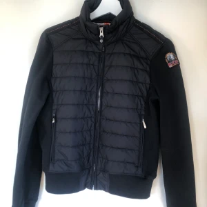 Parajumper dam jacka - Svart dam parajumper jacka i storleken S endast använd 1 gång så som ny, nypriset är 2799kr säljer den för 1500kr eller högsta bud. 