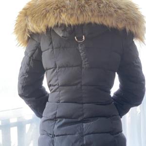 Vinterjacka - En jättefin vinterjacka som verkligen håller dig varm på vintern. Den har inga skador eller missfärgningar någonstans så den är som ny. Kontakta om du vill ha fler bilder då det finns fler detaljer på jackan. Rekomenderar verkligen att ha en sådan jacka!