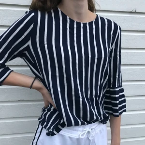 Blus - Plagget är luftigt. Ärmarna på tröjan slutar vid armbågen och sen på slutet av ärmarna blir det som en liten volang. Blusen är från Vila clothes❤️