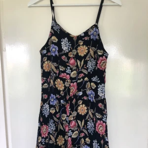 Klänning - Köpt second hand, fint skick. Passar en S. Köparen betalar frakt på 42kr.