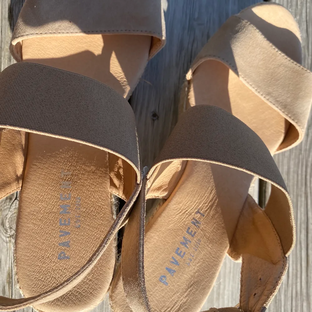 Supersnygga skor med kilklack som nu säljs för att de inte längre kommer till användning! De är i superfint skick, men på bild 3 syns på sulan att de är använda! Pris: 170kr(priset är inkl frakt!)💞⚡️. Skor.