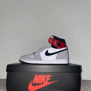 Nike Jordan 1 smoke grey eu:45 - Nike smoke grey från sns. Kvitto kartong medföljer. Oanvända, endast urtagna för foto.                                  Plug me please pris:3250.                                                            Mitt pris:2500kr