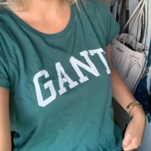 Gant tshirt - Tshirt från gant i väärldens härligaste nyans av grön💚🍃🌴🐊 inga fläckar eller noppor! Frakt tillkommer på 22kr