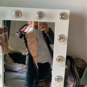 Dunjacka  - Dunjacka från kollister som tyvärr har fått ett hål i fickan ( går att sy ihop) men väldigt söt jacka som passar för hösten eller vintern perfekt