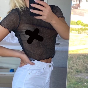 Glittrig topp🤩 - Genomskinlig glittrig topp🤩vet ej vart den kommer ifrån och storleken sitter som en XS/S🥰Köparen står för frakten✨