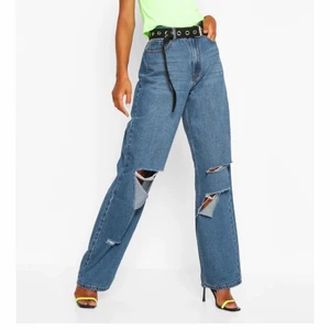 trendiga jeans  - jätte fina blåa håliga jeans som går över skorna. aldrig andväna, storlek 40 men passar mindre storlekar beroende på hur man vill att dom ska sitta. köparen står för frakt❤️