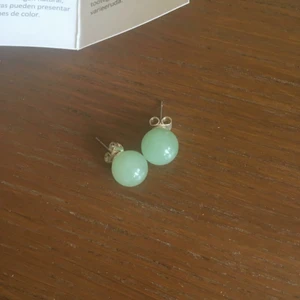 Blågröna Pärlörhängen - Helt nya öronhängen, oanvända. Superfina men har för många liknande så säljer. Blågröna stenar som är formade som pärlor. vill du ha fler bilder eller är intresserad kontakta mig gärna ☺️ Frakt 11 kr 