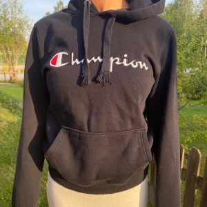 Champion hoodie - Snygg champion hoodie, använt ett par gånger men den är i bra skick! Jätte mjuk inuti. St M/L men passar S lika bra!✨