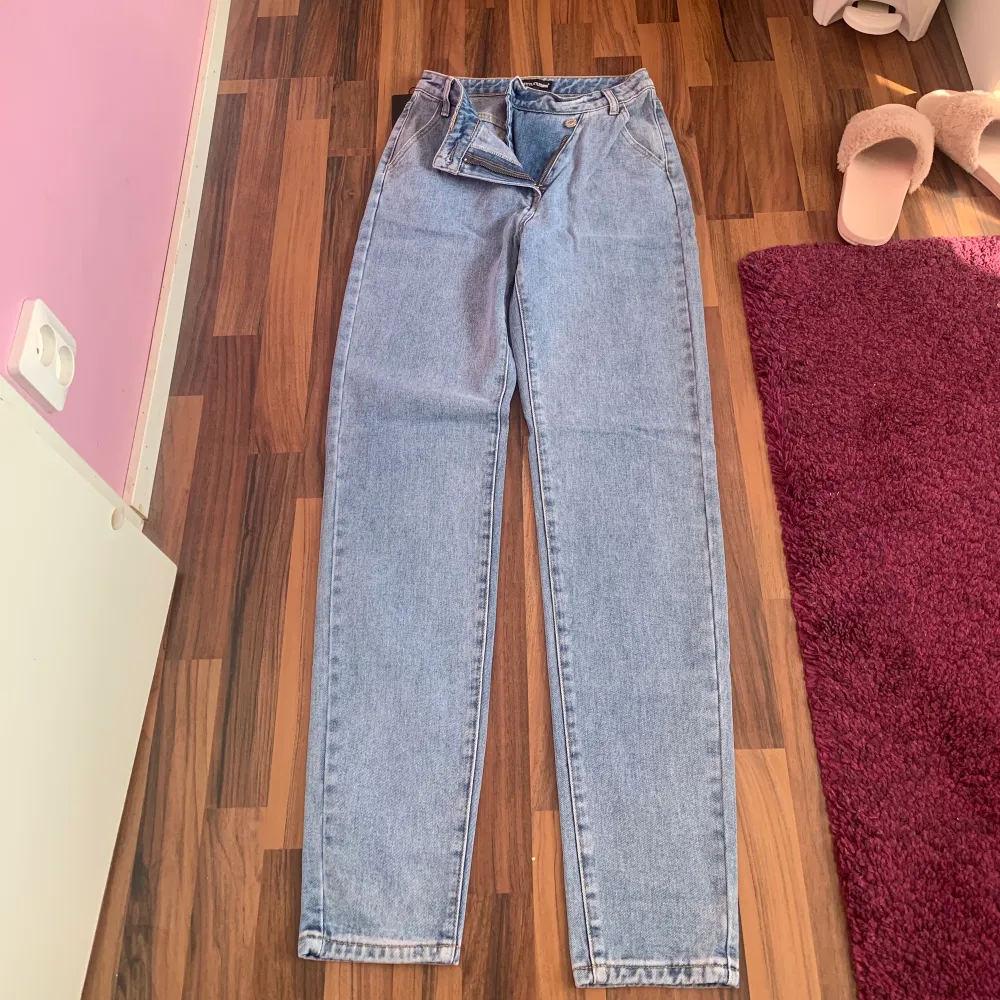 Helt nya oanvända jeans från hemsidan Pretty Little Thing. Prislapp och paketering finns med. Längden på jeansen passar personer som är 165cm+ (lite längre jeans).                 Modellen på bilden är 180cm lång och bär storlek 36. Jeans & Byxor.