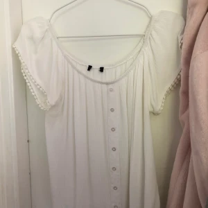 Storlek XS/S - En super gullig blus som tyvärr är förliten för mig! Använd cirka 4 gånger så i bra skick, köpt i London💓☺️🌟 köparen står för frakt! (Ca 24kr)