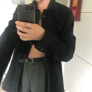 Skjorta från ZARA - Skjorta från Zara, ”herr skin fit” modell men nästan snyggare på tjejer enligt min smak! Frakt ingår ☀️