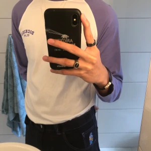 Dickies baseball tee - Lila Dickies baseball tee i storlek M💜. Det är inga skador på tröjan förutom skrynklor från allmän användning✨. Frakt behandlas av köparen :)
