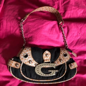 Vintage axelväska - Vintage axelväska som är i fint skick! 