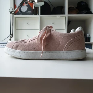 Rosa mocka skor - Ett fint par skor i stl 38! Använda ca 5 ggr, i fint skick samt väldigt bekväma!