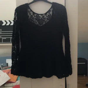 Spetströja - Spetströja från Gina Tricot. Nästan aldrig använd. Kan skicka, köpare står för frakt.