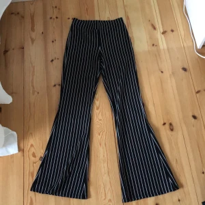 Bootcut byxor från Gina Tricot  - Randiga bootcut tights från Gina Tricot. Mycket sparsamt använda och som nya. Säljs då det inte längre är min stil. Köpare står för frakt 