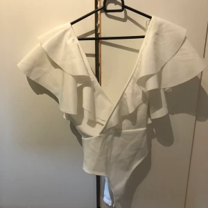 Två fina bodys - Säljer två likadana bodys från gina tricot. En vit och en gul. Helt nya med prislapp kvar på båda, storlek xs. Säljer då de var försmå för mig. nypris 299 kr/styck men mitt pris är 275 för båda eller 160 kr styck + frakt