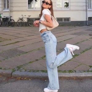 Vida jeans - Skitsnygga vida lightwash jeans i strl 28 och passar perfekt i längd för mig som är 170 cm! (Lånade bilder) Budgivning i kommentarerna fram till 18/8💕✨ Frakt tillkommer!