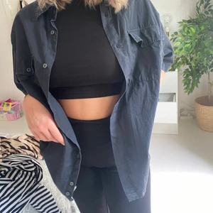 Vintage secondhand skjorta - Säljer denna kortärmade skjortan som jag köpte på humana för något år sedan. Den är så sjukt snygg och går att styla till nästan vad som.