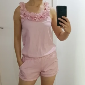 Jumpsuit /byxdress - Söt byxdress med volanger och fickor. Satin typ🌺
