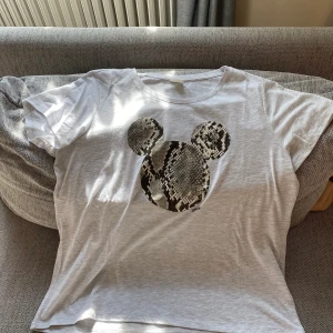 T-shirt med mussepigg - Helt oanvänd. XL men passar mellan M-XL beroende på hur löst man vill ha. Kan skickas mot fraktkostnad. 