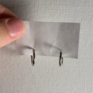 Runda silverörhängen  - Små silverfärgade ringar som aldrig blivit använda då jag aldrig har kännt att jag vill ha de