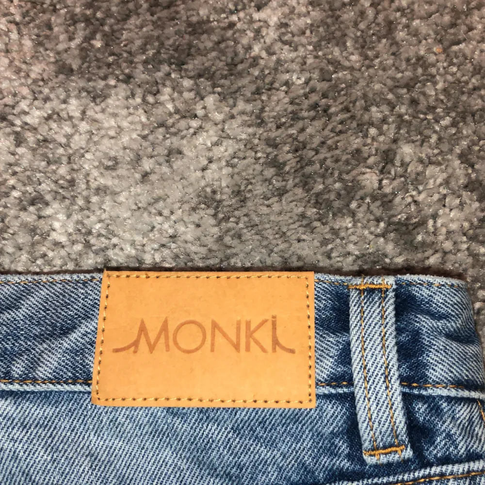 Säljer ett par jeans från monki. Super snygga men tyvärr beställda i fel storlek. Aldrig använda bara testade.  Budet börjar från 200 + frakt. . Jeans & Byxor.